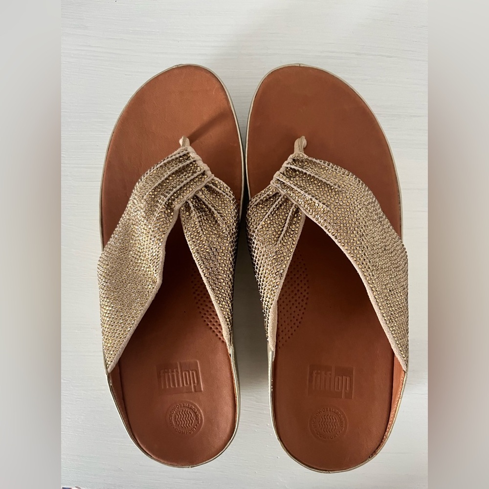 New without box. fitflop gold Flatform Toe-Post Sandals